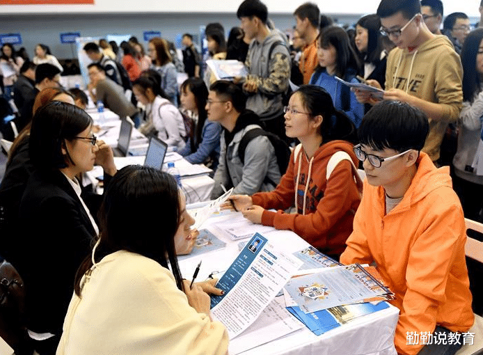 大学生村官|看似交口称誉的岗位，实际上就是“临时工”，不要当作是铁饭碗