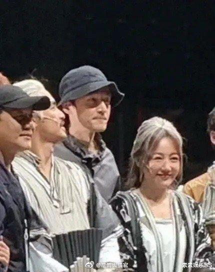 胡歌|复合了！胡歌薛佳凝时隔12年再次同框，两人站在一起甜蜜微笑