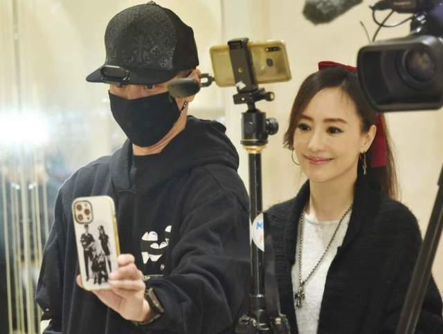 马蓉|名媛关颖6岁女儿接代言赚钱，自曝一场仅一千元，一家五口齐现身