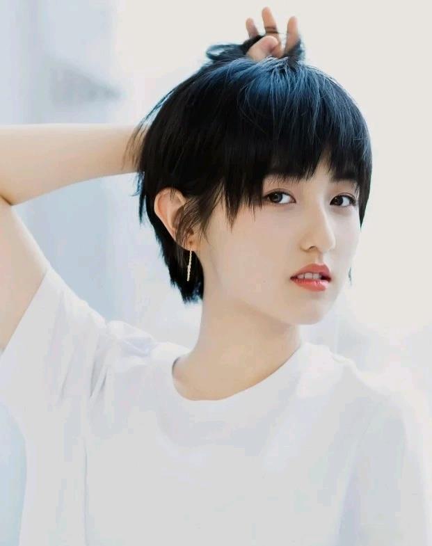 发型|今夏流行短发发型，减龄时尚不说还很显脸小，方脸女孩也适合