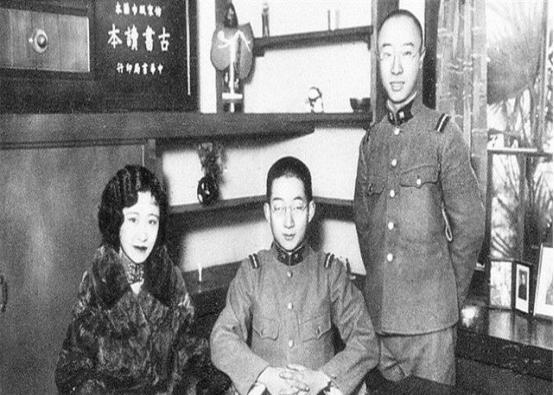 溥仪|末代国舅重游故宫,面对乱讲溥仪照片的导游,他怼得对方直冒冷汗