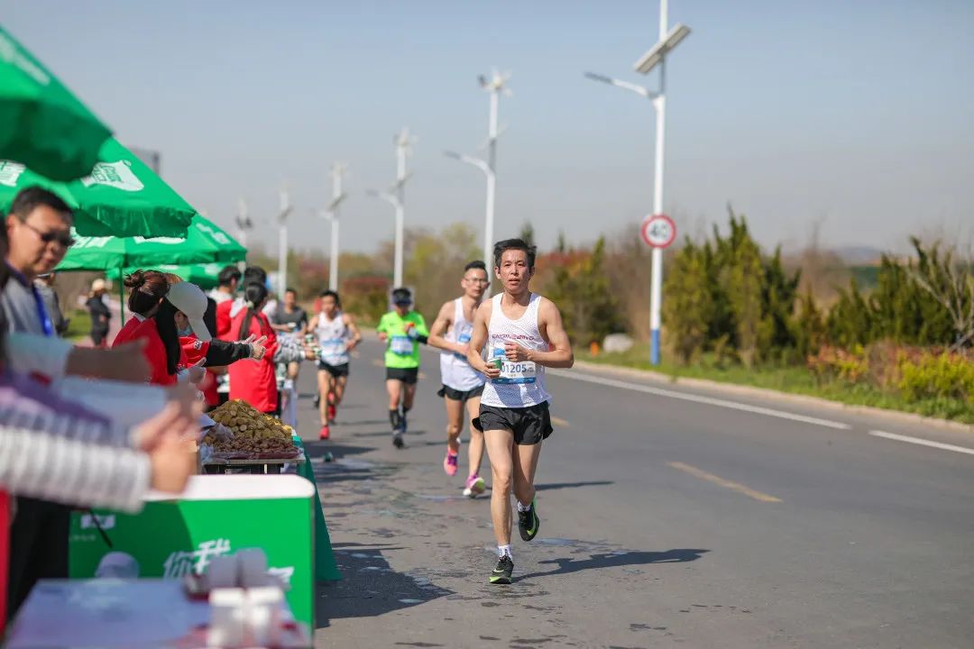 青岛精选 今天,这场马拉松赛事燃爆西海岸!