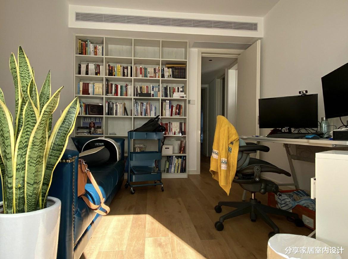 她家小三房，不豪华但很实用，全屋定制的柜子非常满意，分享一下