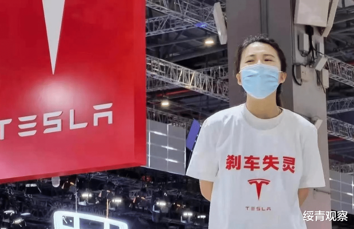 绥青观察 刹车失灵？女车主大闹上海特斯拉车展维权，疑似被人强行拖离现场