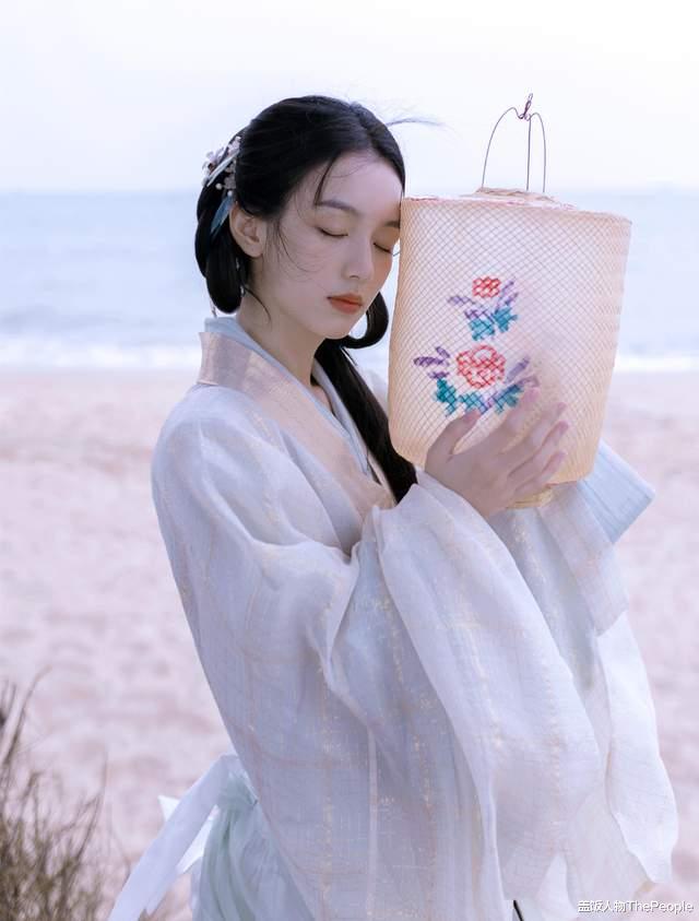 吴君如|内娱女明星都“卷”到古风写真了，男明星还在求宽容