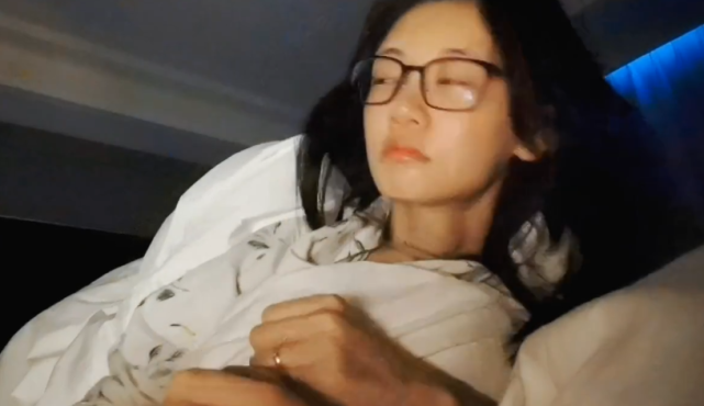 苗苗|苗苗早起为老公冲咖啡，挂郑恺身上超腻歪，女儿小酸奶英文名曝光