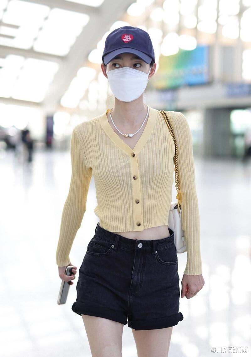 每日搭配指南|36岁王丽坤太会穿了，针织衫配短裤秀“小蛮腰”，气质真的太甜美