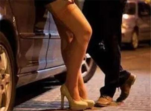 湖南男子与25岁情人同居怀孕，逼妻子净身出户，19岁儿子大打出手