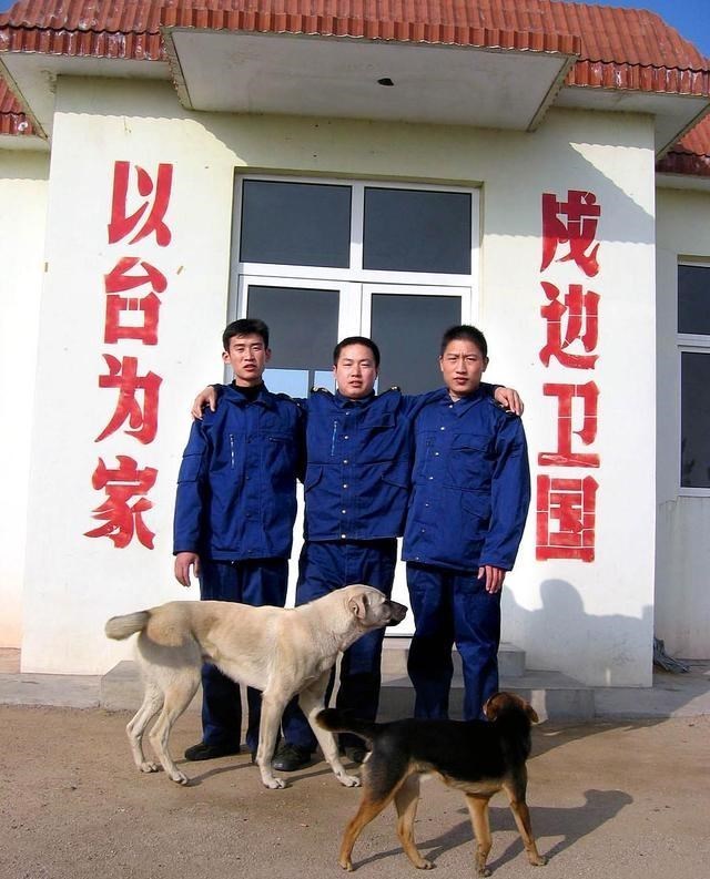 祁发宝|英雄团长祁发宝，又登台亮相，职务仍然没变，4个细节印象深刻