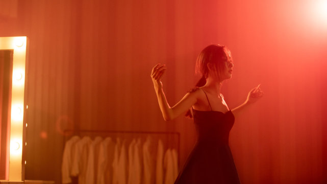 mv|佟丽娅离婚后惊艳绽放!穿中国红裙出演MV比赵丽颖绝美,跳舞美到爆