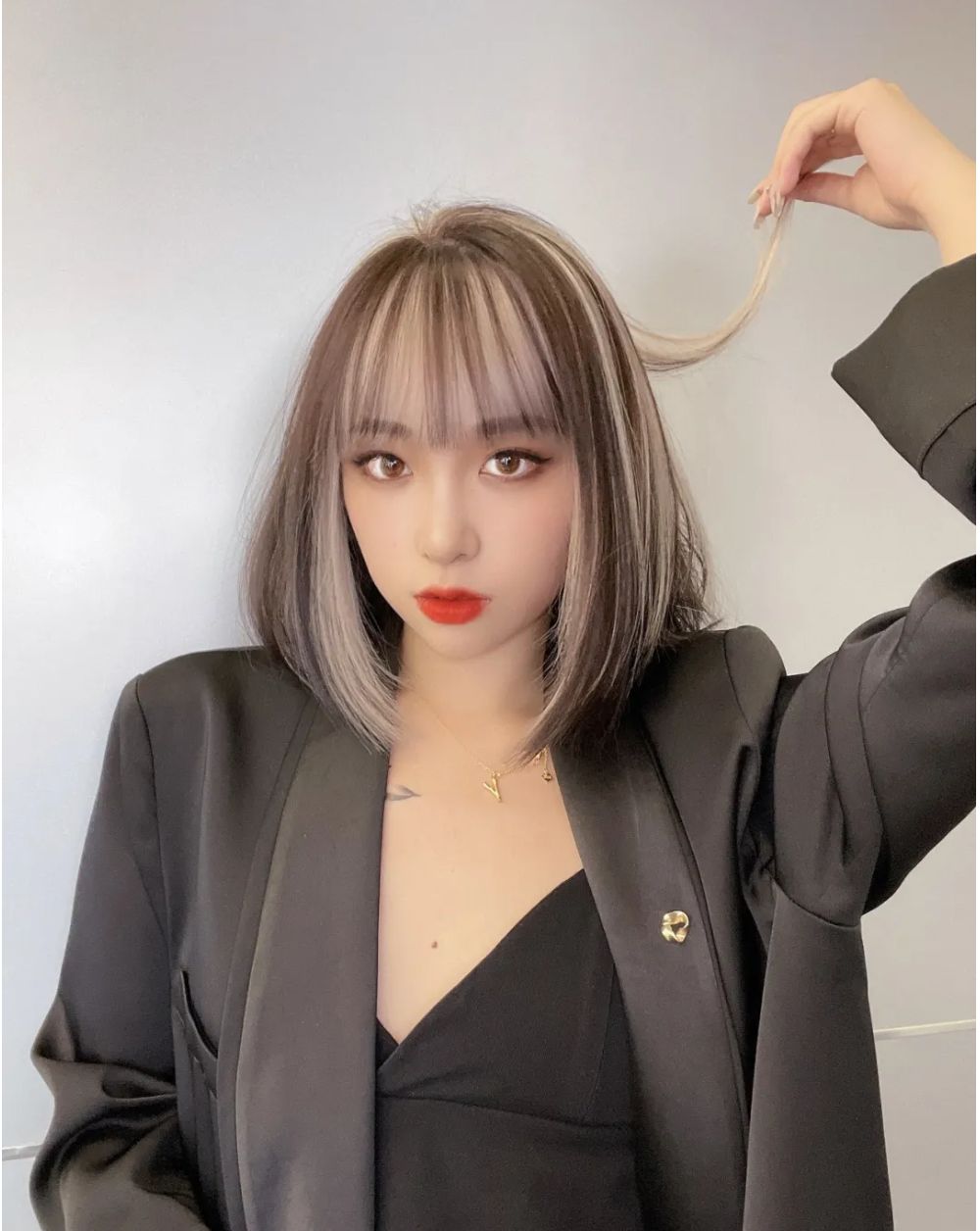 发型 年底女发别乱剪，要美就选这4种，外翘内扣和挑染还有卷卷烫