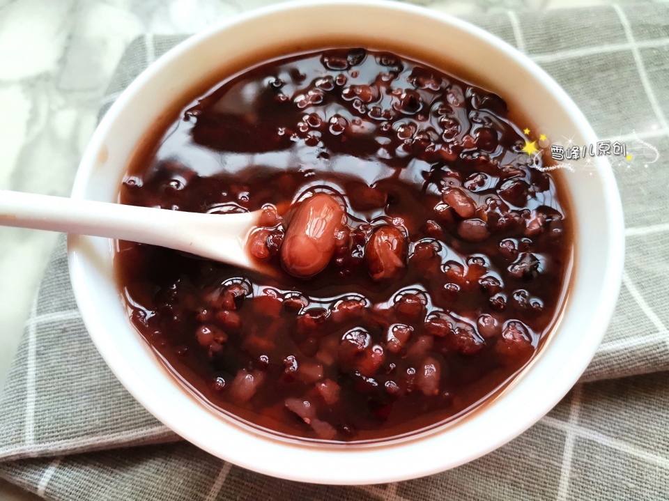 苹果|80多岁的奶奶常吃这粥，补血益气又排毒，每天一碗头发黑精神好