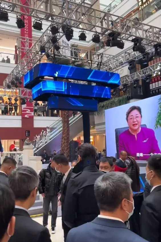 胡兵|胡兵带30+保镖出席活动引争议:保镖多到占俩电梯,不料现场无人识