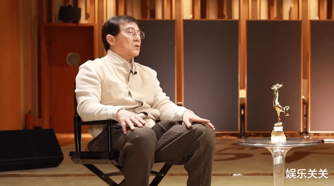 成龙|成龙批部分演员不敬业，拍戏的时候最晚来最早走