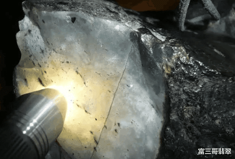 翡翠|翡翠鉴别篇——行家教你如何区分翡翠和水沫子！