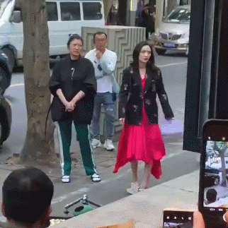 杨幂|杨幂坐玛莎拉蒂拍戏，雪糕一口不吃，化一块掉落满脸嫌弃丢给助理