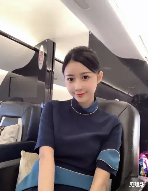 潘玮柏|潘玮柏携娇妻看画展，老婆穿短裙大秀火辣长腿，两人甜蜜似连体婴