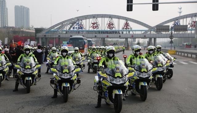 贯丹萱 女童误吞硬币，石家庄铁骑开道送医，家长付费却遭拒：应该做的