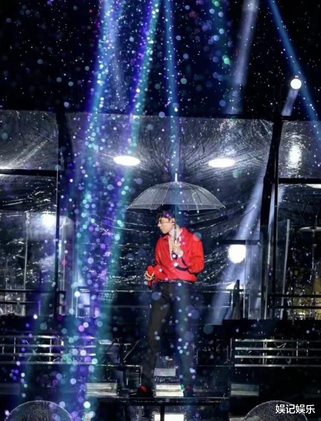 张杰|张杰演唱会出舞台事故，仰面从升降机摔下手流血，现场曝光