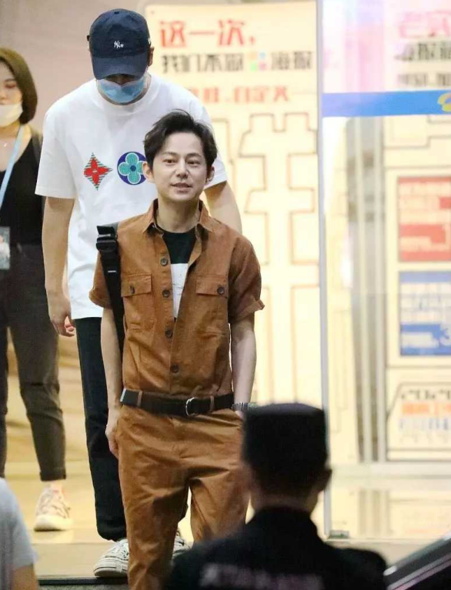 何炅|47岁何炅戴口罩的时候，太显年轻像20岁的小伙子