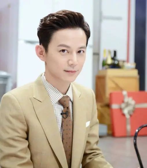 何炅|“何炅事件”再升级,网友曝曾看到同样一幕,上前打招呼遭白眼