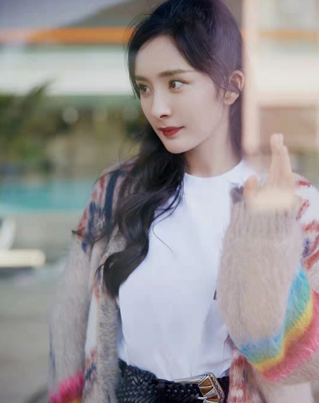 演绎 杨幂不愧是时尚女王！出席活动把短袖当裙子穿，扎高马尾又嫩又灵