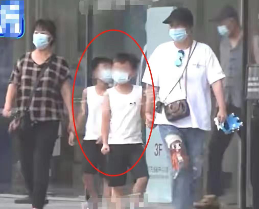 加菲猫说时尚|郝蕾咋又胖了!穿T恤牛仔裤身材严重走样,低调牵双生子外出吃饭