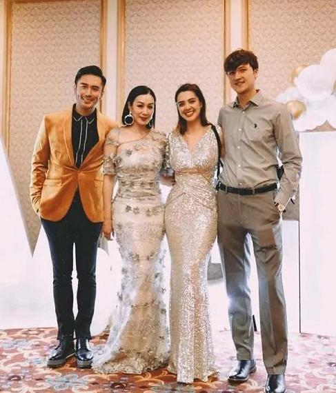 钟丽缇|钟丽缇美貌基因好强大!长女穿青花瓷旗袍成选美亚军,比冠军吸睛