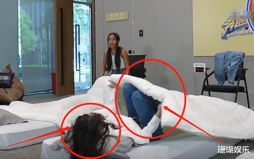 蔡徐坤|蔡徐坤起跳式钻被窝看呆众人，baby模仿不料翻车，网友：独门绝技
