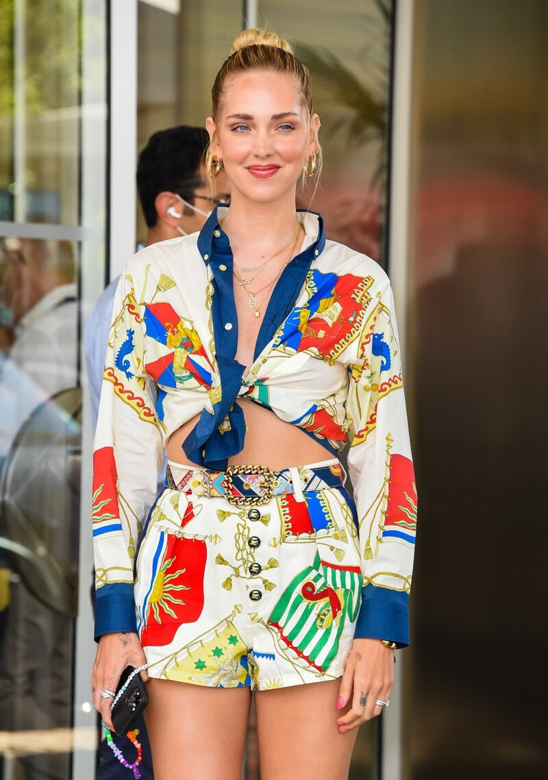 红珊瑚me|夏天度假怎么穿？印花衬衫配牛仔裤不错，浪漫甜美极具法式风情