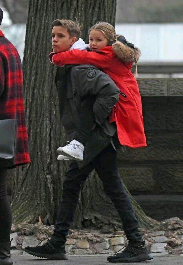 二哥|11岁的小七和二哥合影！当年趴在罗密欧后背上的小姑娘，长大了