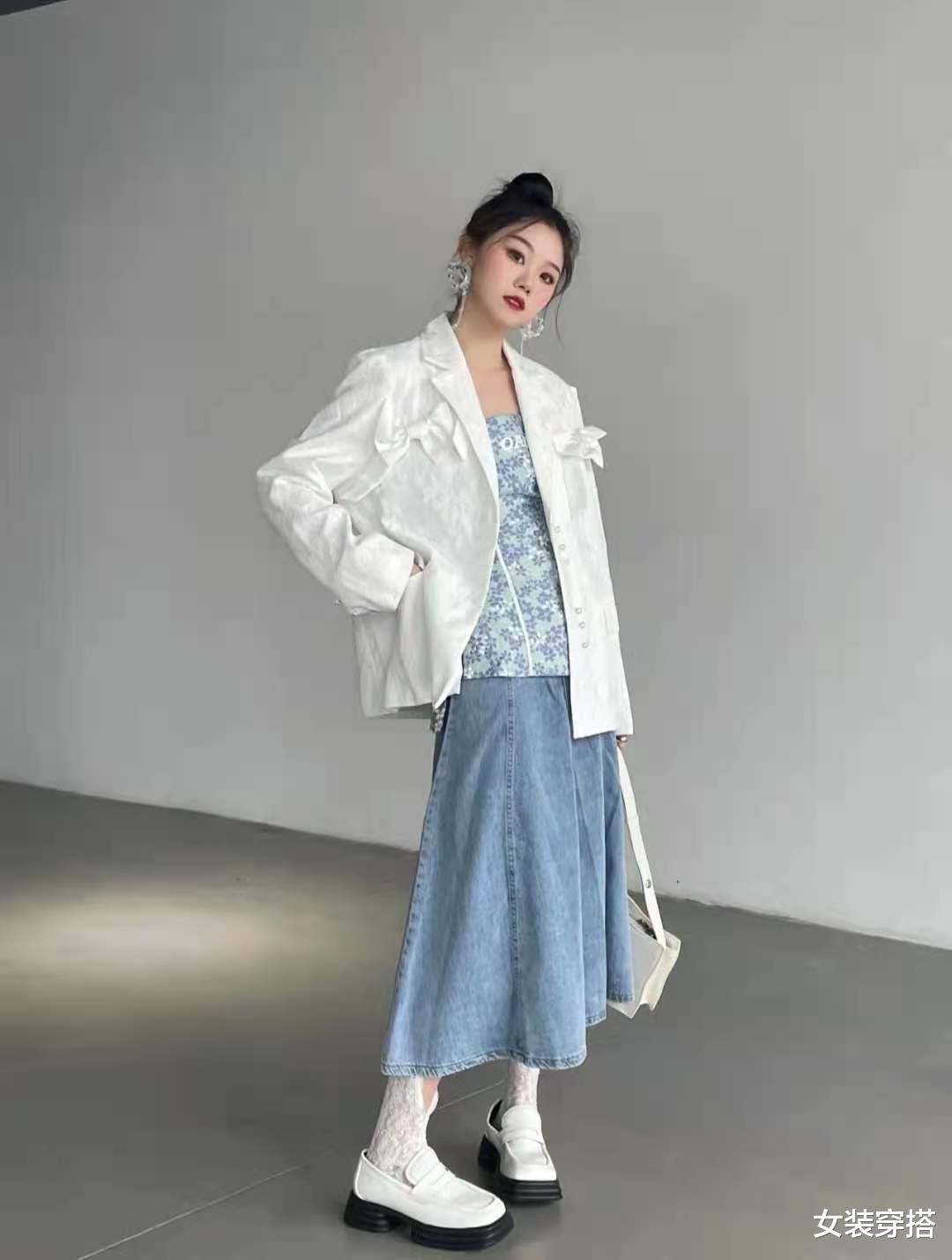 女装穿搭|长款牛仔裙搭配什么样的上衣好看