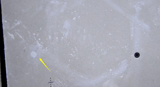 国外一达人把石膏板裁成六角砖装饰墙面，还会闪闪发光，太炫酷了