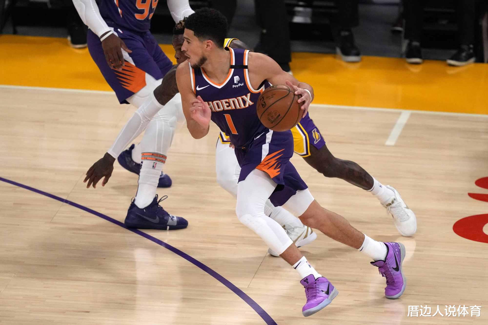 布克|布克打爆湖人，科比冲上热搜！卫冕冠军扎心一幕：浓眉毛巾捂脸太失落