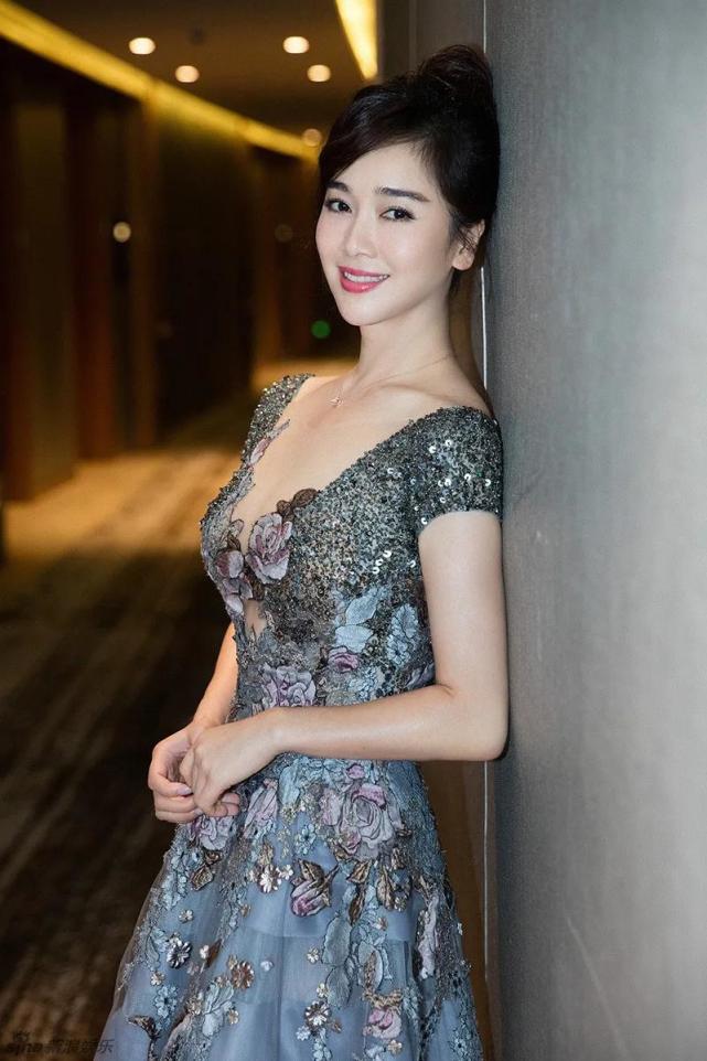 左小青|44岁左小青在《功勋》中大秀演技，生活中的她越来越风韵犹存，女人味十足