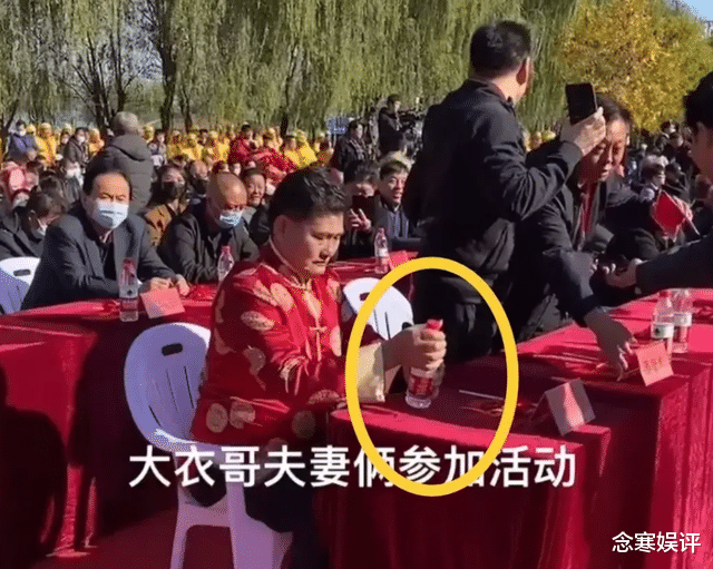 周海媚|不愿做免费广告？朱之文参加商演活动，撕掉矿泉水标签引发热议