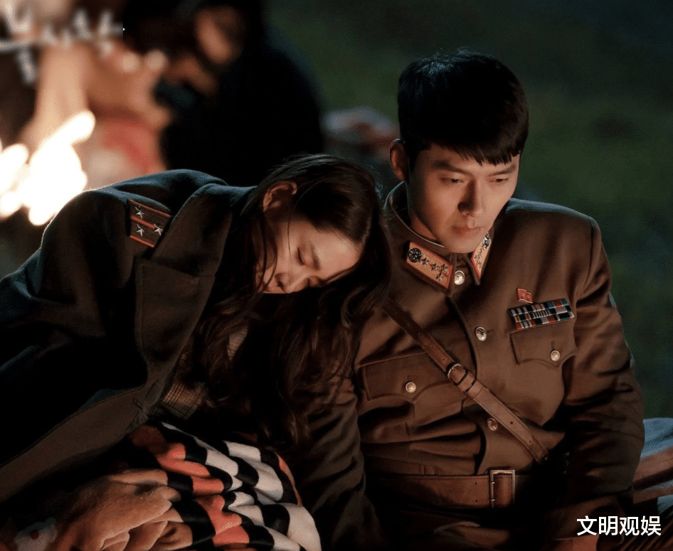 孙艺珍|玄彬孙艺珍逛街被偶遇，穿情侣装尽显恩爱，肤色差对比却让人傻眼