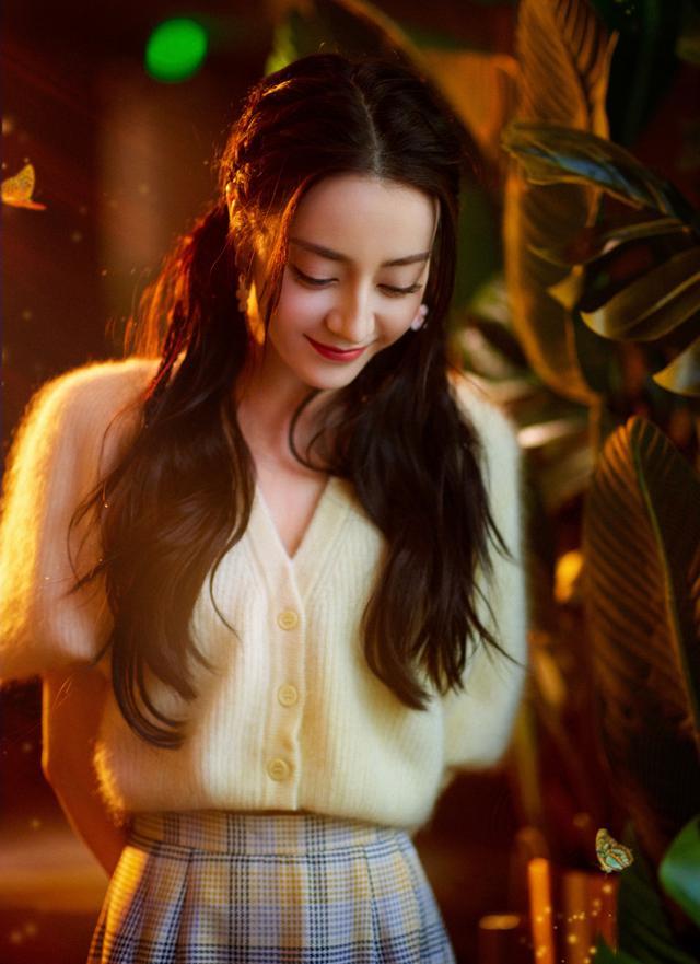 迪丽热巴|央视五四晚会，热巴“针织衫+格纹裙”扮学生妹，扎双马尾真显嫩