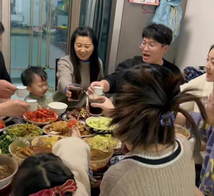 许敏|姚威和妈妈一家团圆过元旦，小姨夫专程赶来，奇奇想许敏和爷爷了