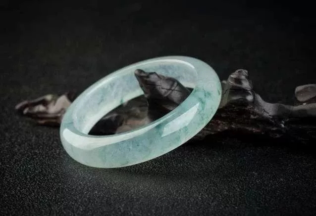 翡翠手镯|翡翠手镯，越戴越透？