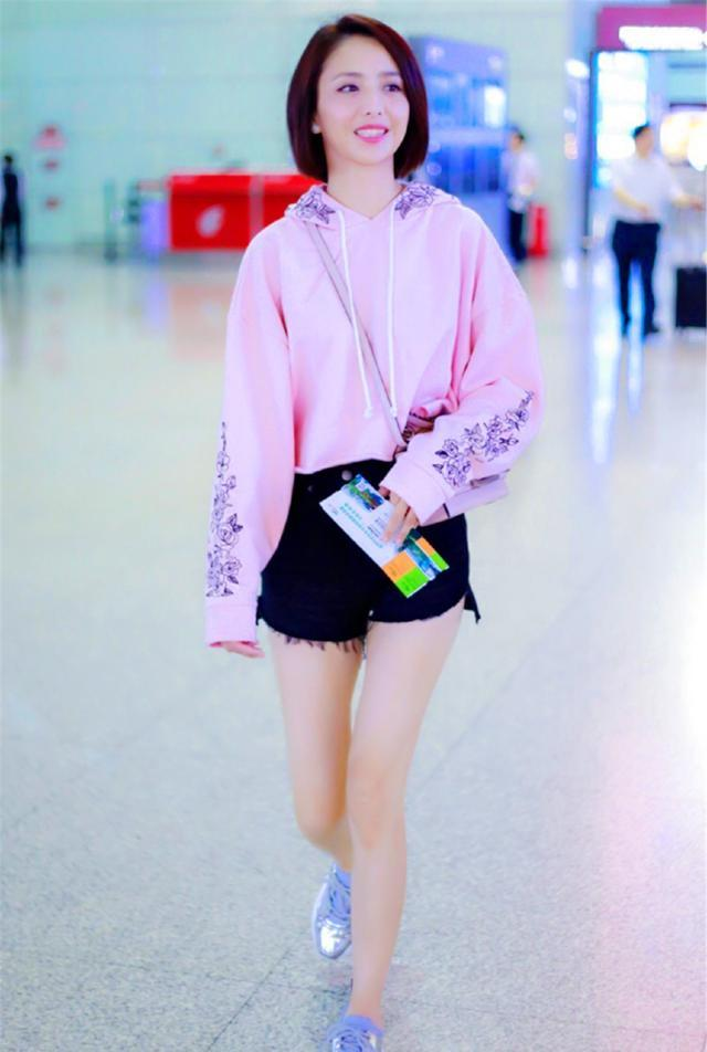 何有强|佟丽娅单身后打扮更“嫩”了，粉色卫衣配短裤休闲随性，甜美俏皮