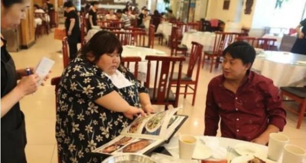 校花|“宠妻狂魔”火了，昔日校花被养到300斤，前后颜值判若两人