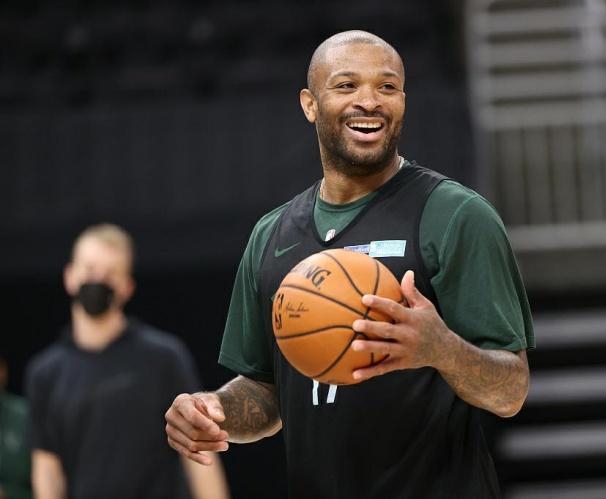 雄鹿隊|第2支火箭隊出爐，雄鹿離隊第一人出現了，4+5前鋒獲湖人爭搶