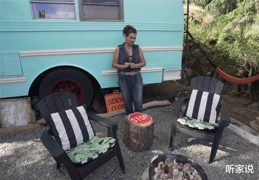 她买下1969年报废校车,将车壳变成13㎡乡下蜗居,网友:是真的服