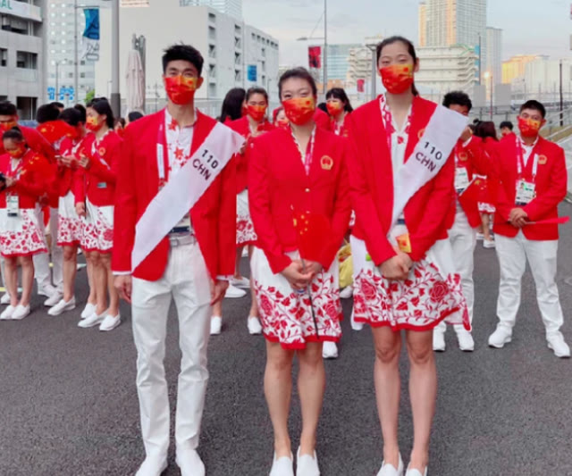 潮帮先生 朱婷亮相时装周，1米98硬把裤子穿得短一截，一张高级脸不输超模