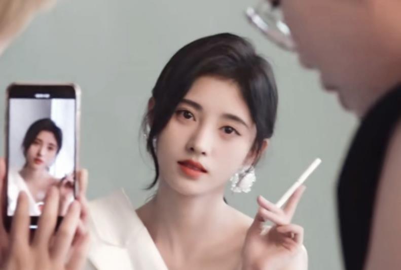 花匠小美 鞠婧祎拍广告，妆容跟《嘉南传》没区别，难怪都说她是“半永久”