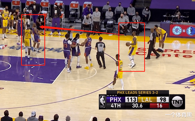 勒布朗·詹姆斯|詹姆斯為何不與保羅握手？原因找到了！CP3模仿老詹背打動作，嘲諷意味十足