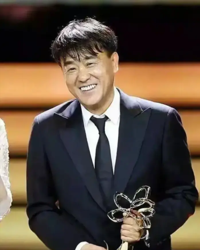 何冰|97年，何冰和女同学吃饭：要不你娶我吧！何冰窃喜的回答：好啊我娶你