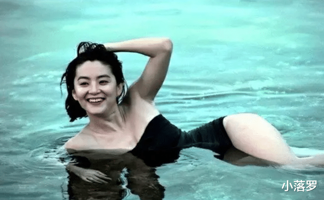 杨幂|25张罕见照：给刘亦菲打伞的杨幂，吸烟的曹操，泳池里的邓丽君