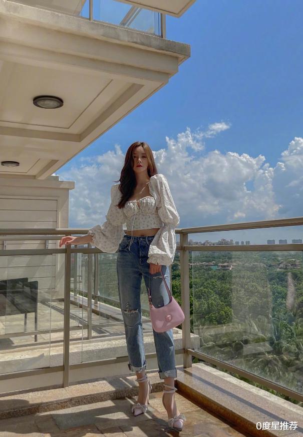 沈梦辰|不受吴亦凡事件影响，沈梦辰晒夏日写真，碎花衫秀纤细小蛮腰